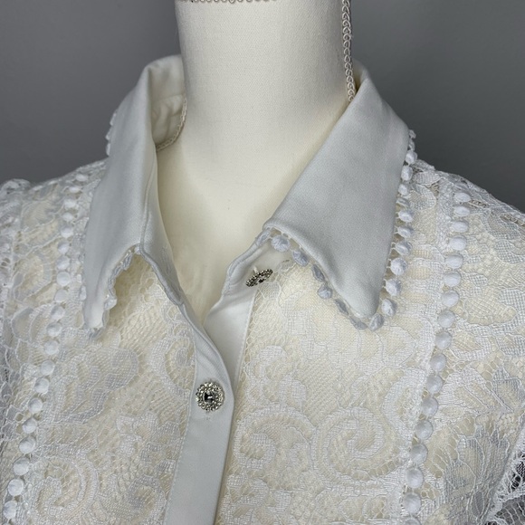 ✨ Lace Rhinestone Button Top ✨ - Picture 5 of 9